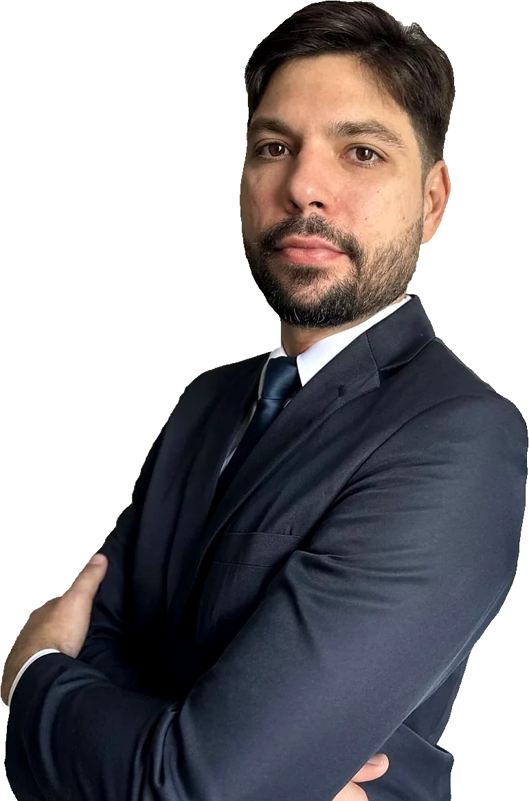 Vicente Brasil Leite, advogado, de braços cruzados, terno azul-marinho e gravata